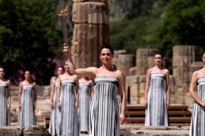 Молитва Аполлону помогла зажечь Олимпийский огонь в Греции