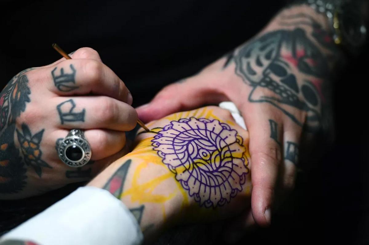 В США в трети чернил для татуировок нашли опасные микроорганизмы