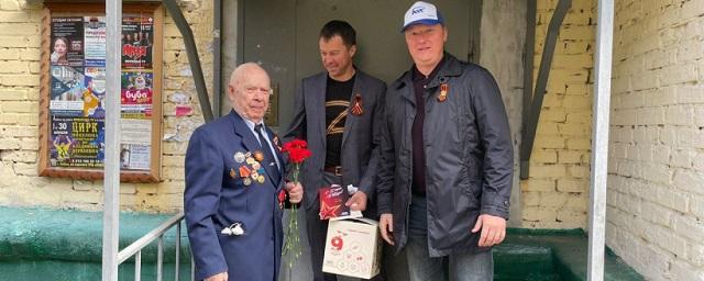 «Единая Россия» в Лобне подарила ветерану  на 9 Мая «Коробку здоровья»