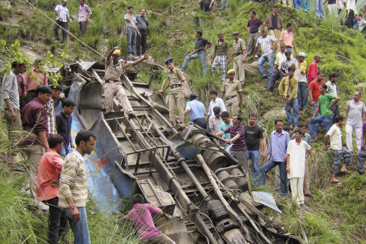 В Индии в результате аварии с автобусом погибли 13 человек