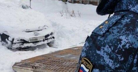 В Екатеринбурге должник пытался спрятать машину от приставов в сугробе