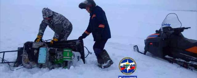 Новосибирец на снегоходе провалился в глубокий снег на Обском море