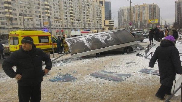 В Петербурге иномарка Ford Focus врезалась в остановку с людьми