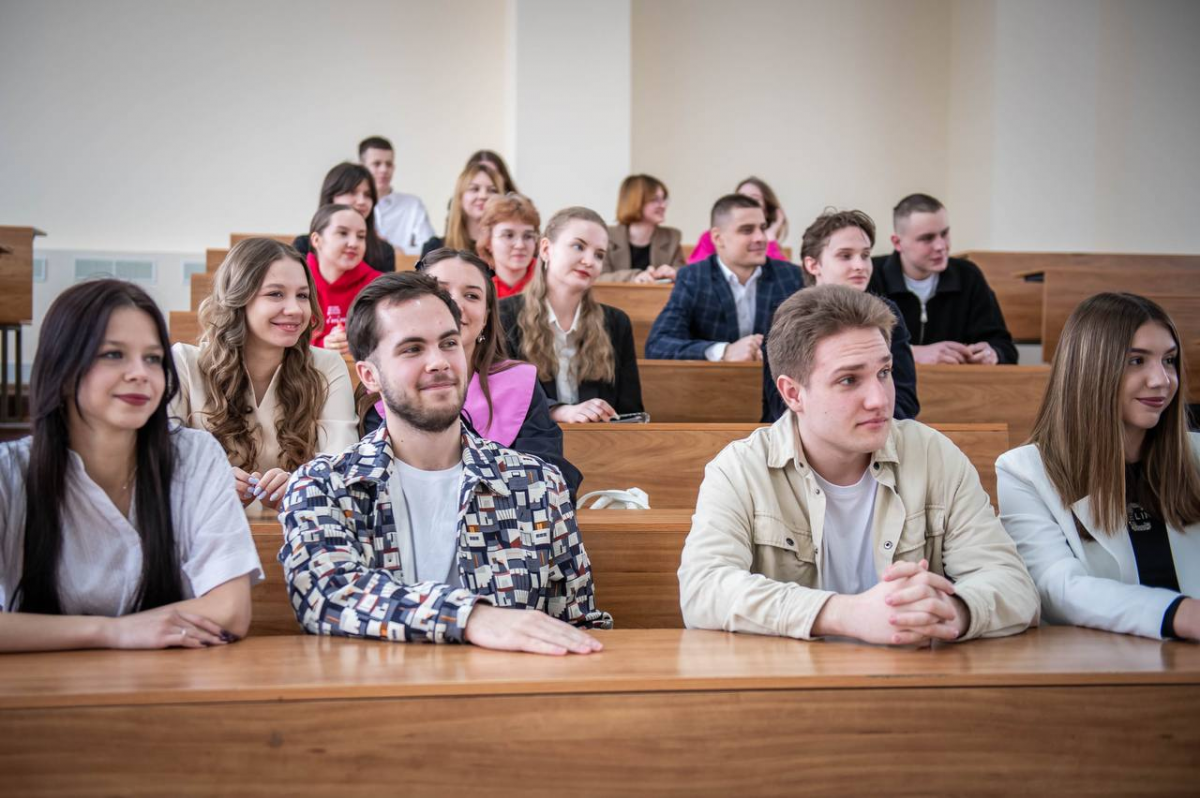 В Смоленской области обсудили возможности саморазвития для местной молодежи