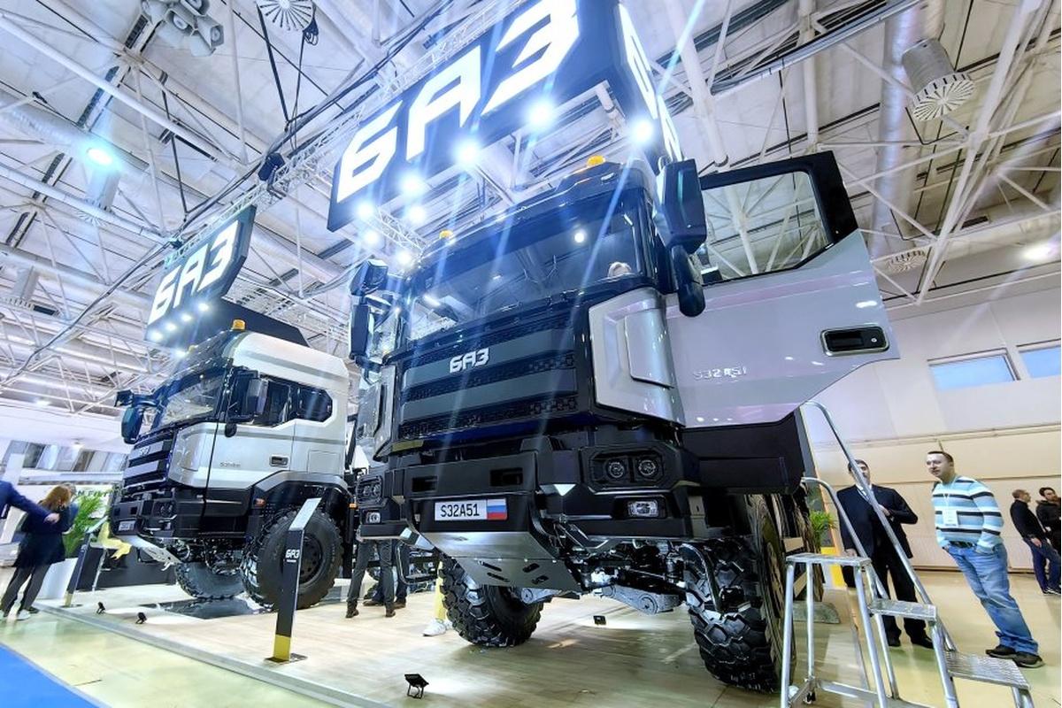 До конца года в Шушарах в серийное производство запустят большегрузы БАЗ