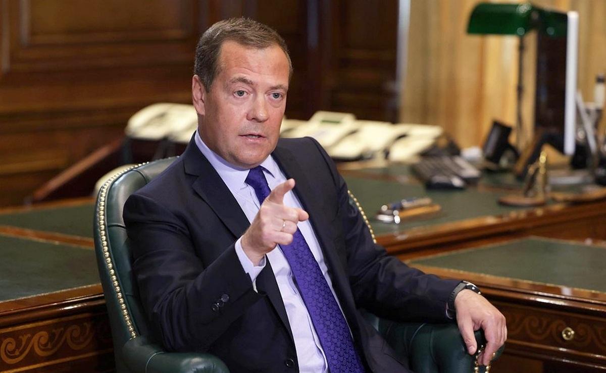 «Чего цацкаться»: Дмитрий Медведев жёстко потроллил Трампа и Макрона. За что «злой полицейский» прошёлся по мировым лидерам?