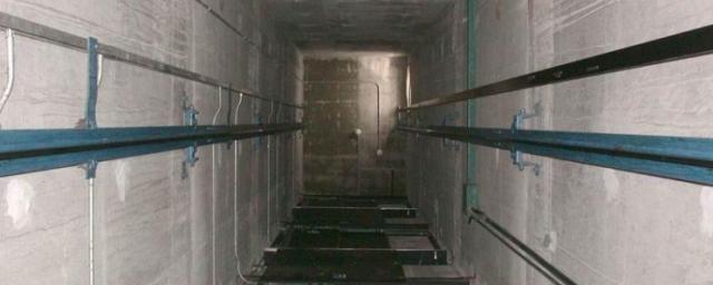 В доме на севере Москвы лифт с людьми упал в шахту