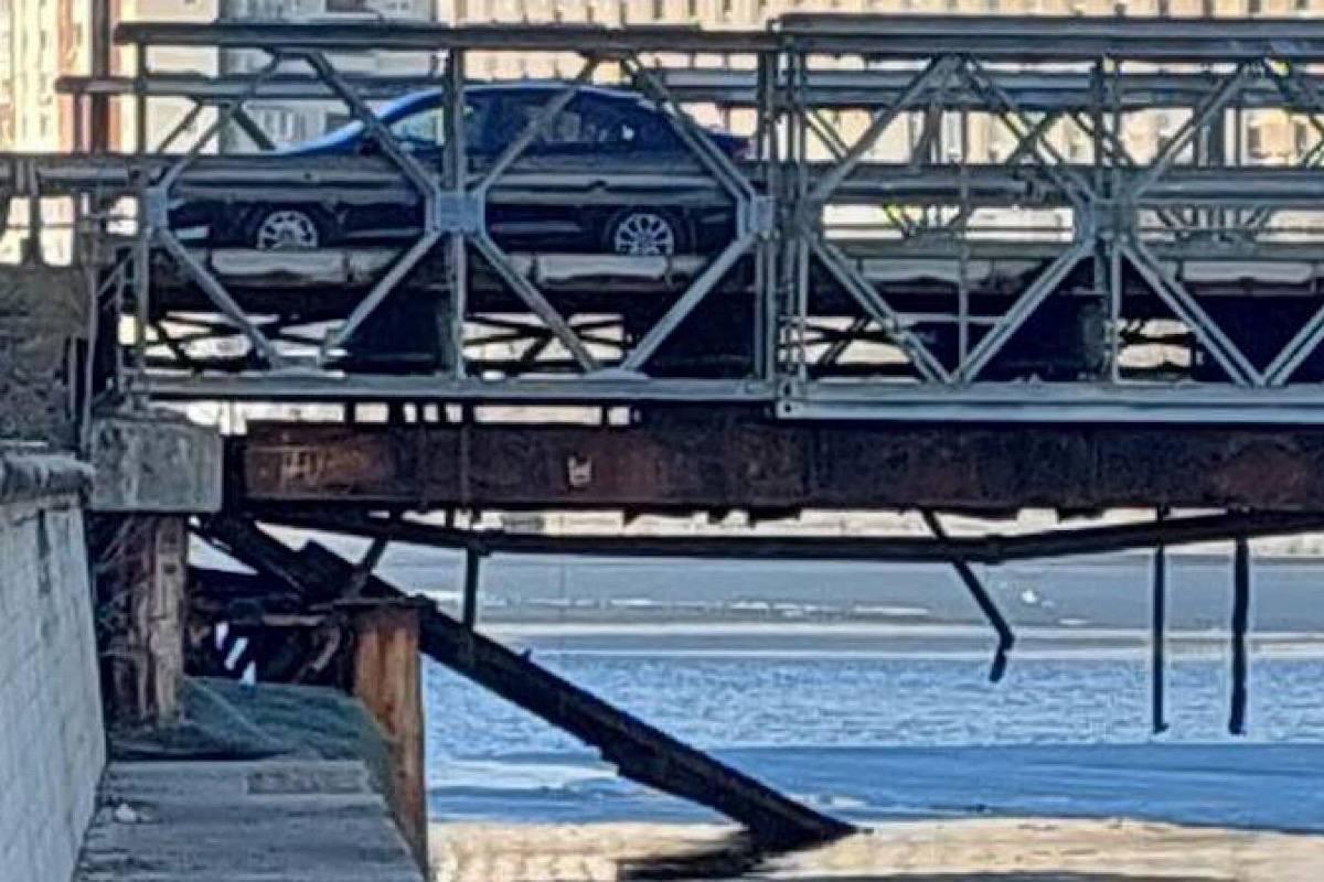 В Петербурге жители заметили, что Шкиперский мост «погружается в воду»