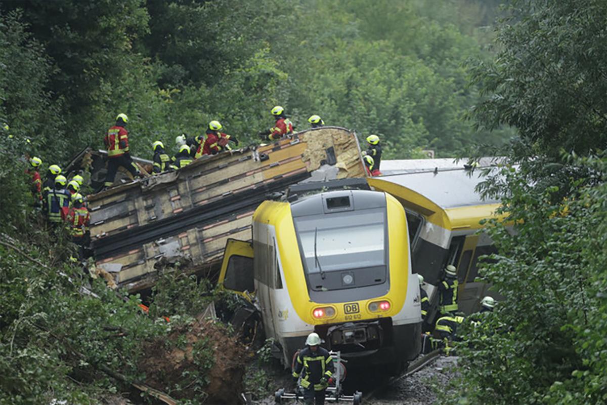 В Германии три человека погибли при сходе с рельсов поезда