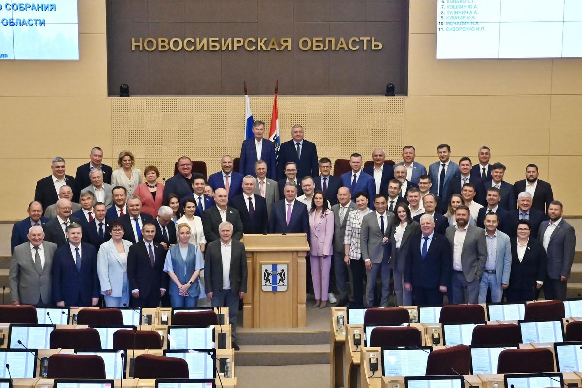 Губернатор Андрей Травников поблагодарил депутатов Законодательного Собрания VII созыва за совместную работу