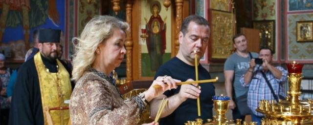 Медведев с супругой посетили храм в селе Мансурово