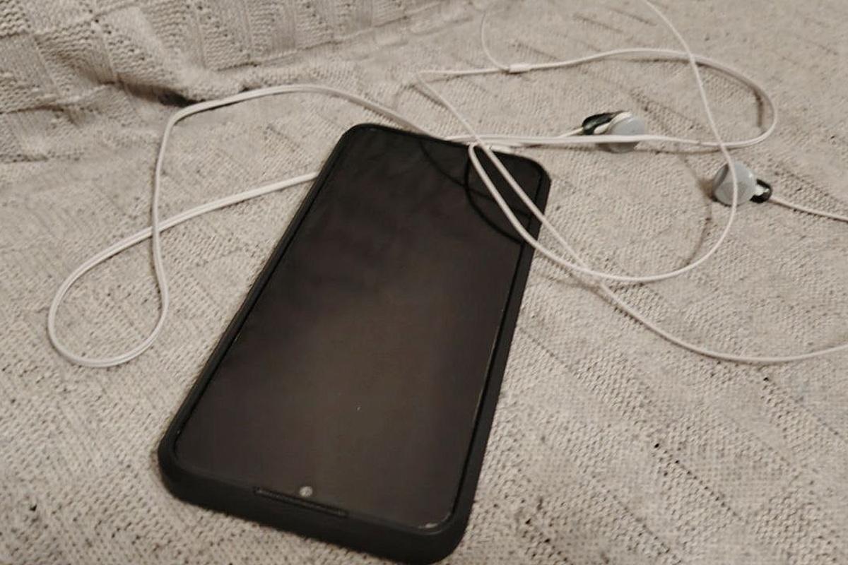 В Челябинске подростка убило током во время разговора по телефону