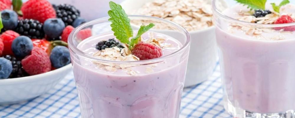 Диетолог Матыскина предупредила, что фруктовые йогурты на завтрак способствуют набору веса