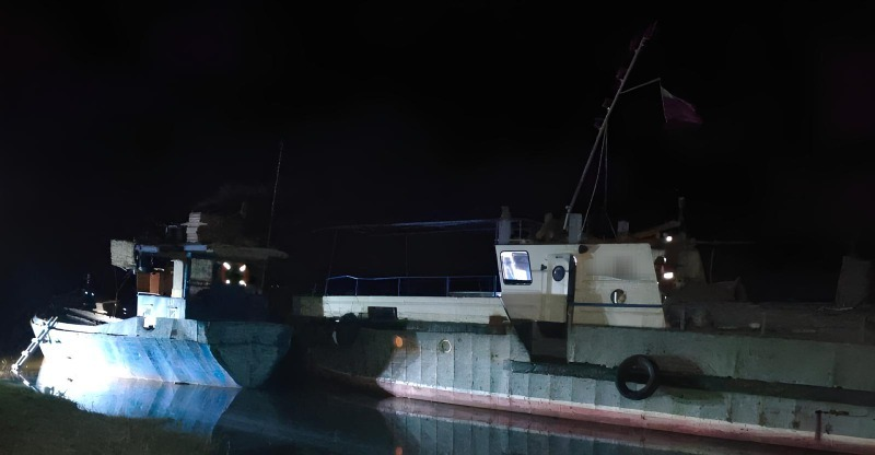 Под Астраханью на рыболовецком судне погиб механик от удара капроновым канатом в голову