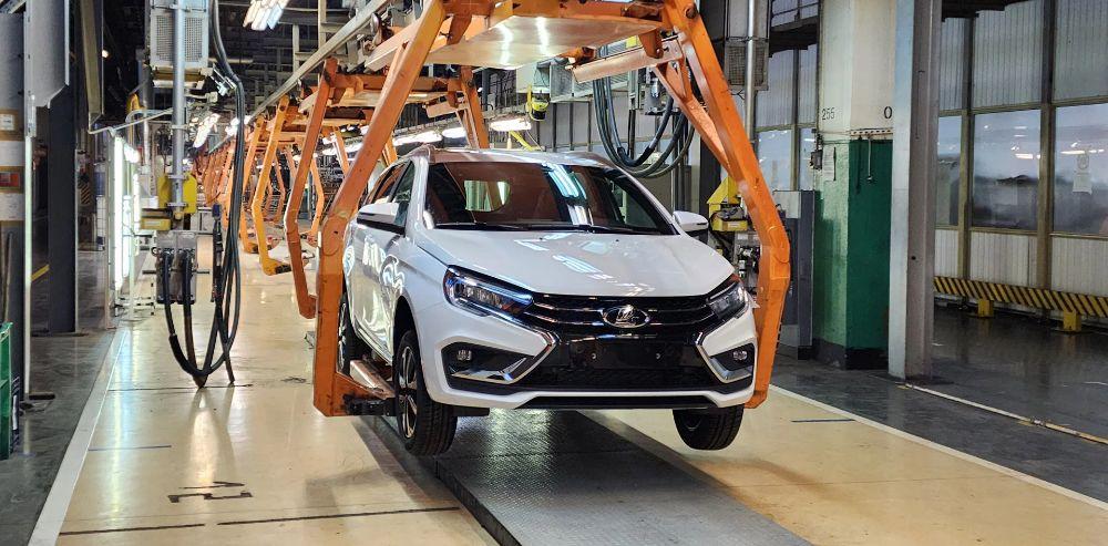 «АвтоВАЗ» выпустил на заводе в Тольятти три тестовых машины LADA Vesta NG