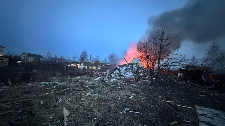 В результате атаки БПЛА в Курской области загорелись несколько домов