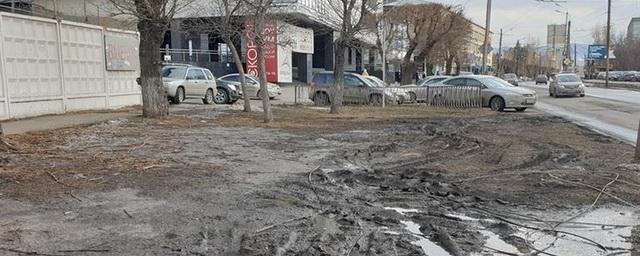 В Красноярске водители заплатят штраф более 132 тысяч рублей за испорченный газон на улице Заводской