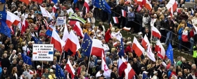 В Варшаве оппозиция проводит марш перед парламентскими выборами