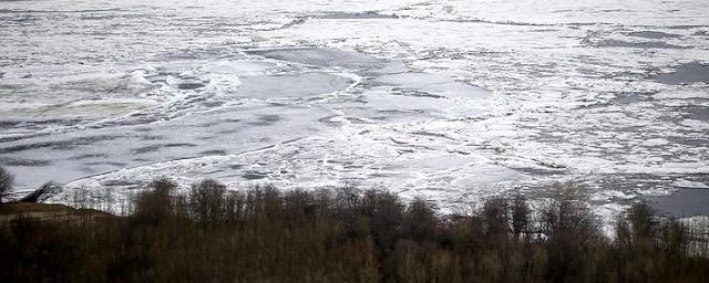 В Приморье под лед реки Раздольная провалилось авто с четырьмя людьми