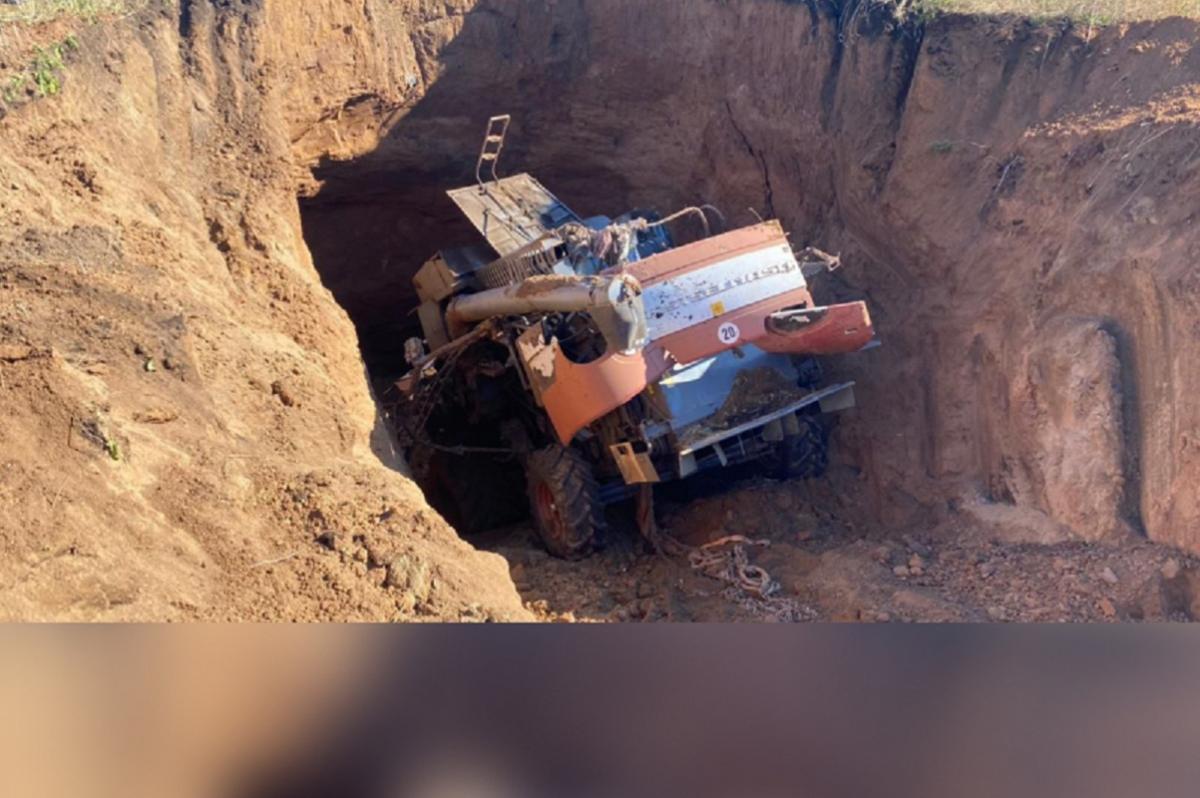 В Иркутской области комбайн провалился под землю в чистом поле, водителя спасти не удалось