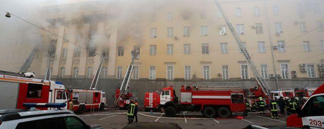 В горящем здании Минобороны обрушилась кровля