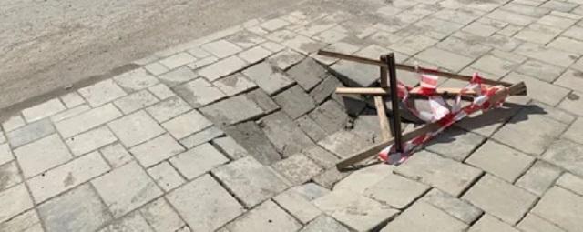 На улице Николаева в Смоленске провалилась брусчатка