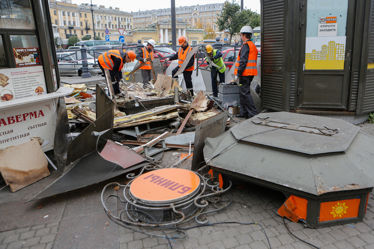 Власти Петербурга в результате рейда ликвидировали 13 незаконных торговых объектов