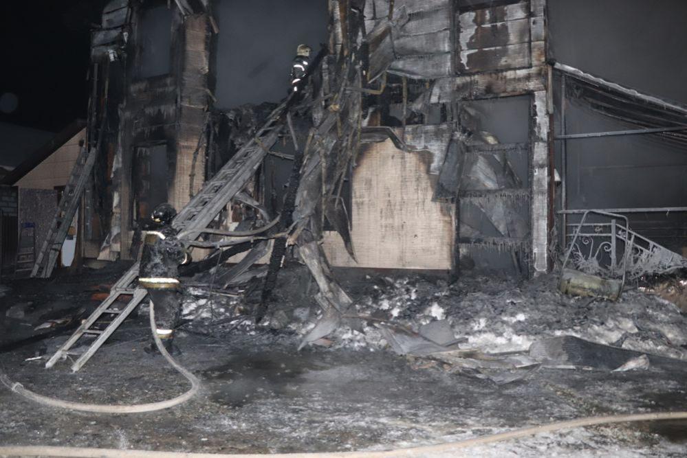 Крупный пожар в частном доме унес жизни двоих детей в Южно-Сахалинске