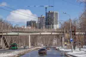 В Казани молодой человек разбился при падении с моста