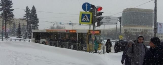 В Петербурге неизвестные обстреляли автобус и троллейбус