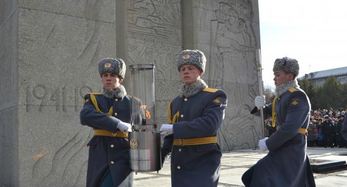 В Новосибирской области на Монументе Славы снова зажегся Вечный Огонь