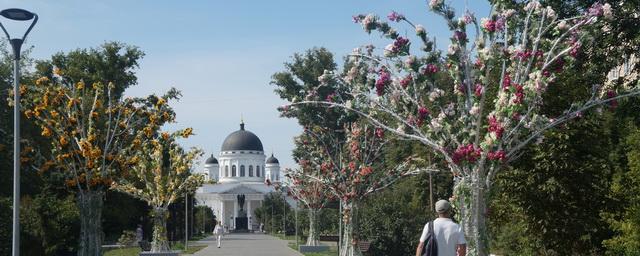 В Нижнем Новгороде на Ярмарочном проезде установили пластиковые деревья за 4,9 млн рублей