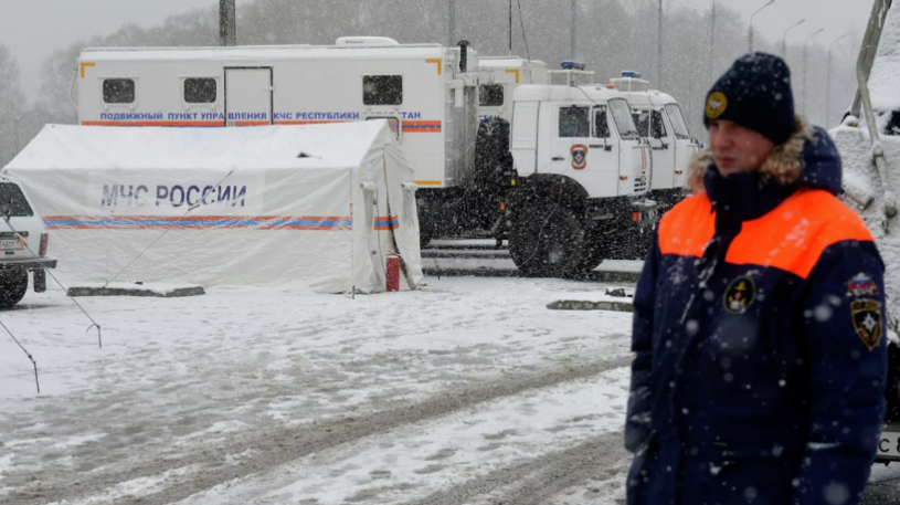 На Сахалине спасатели помогли ночевавшему два дня в автомобиле в сугробе мужчине