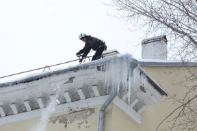 В Саранске пенсионерка умерла после падения наледи с крыши пятиэтажки