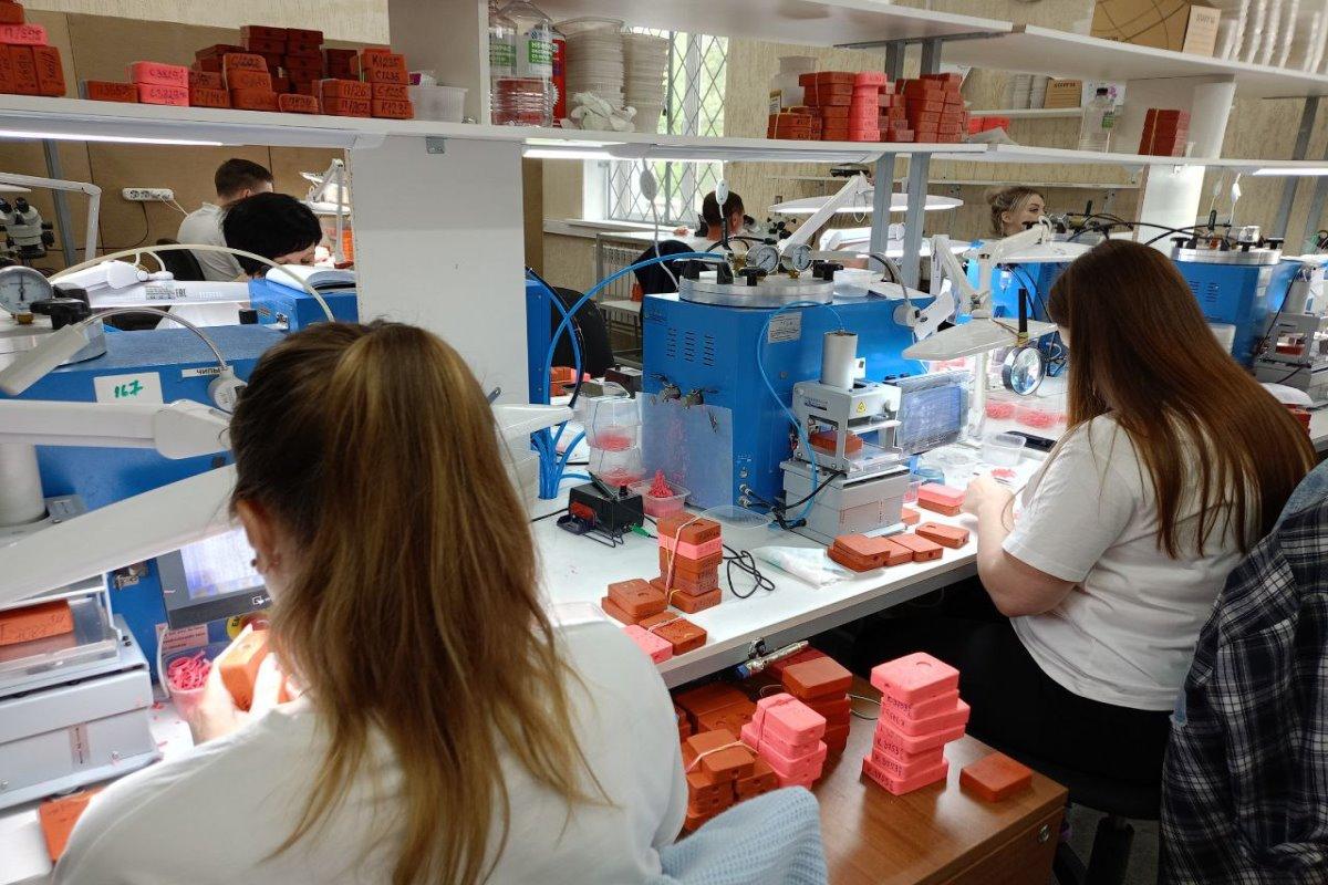 Губернатор Костромской области Сергей Ситников посетил ювелирный завод «Империал»