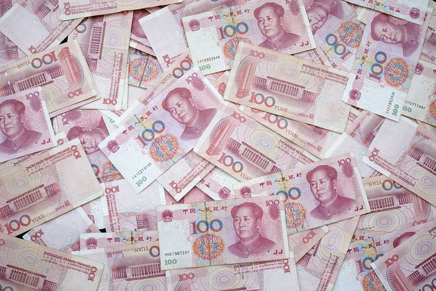 Китаянка подала в суд на сына за снятие ее денег с его счета на подарок возлюбленной