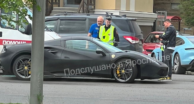 В Ярославле автомобиль Скорой помощи врезался в Ferrari бывшей жены экс-депутата