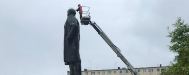 Мэр Магадана поручил снять шипы с головы памятника Ленину