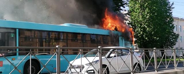 В Выборгском районе Петербурга сгорел еще один новый пассажирский автобус