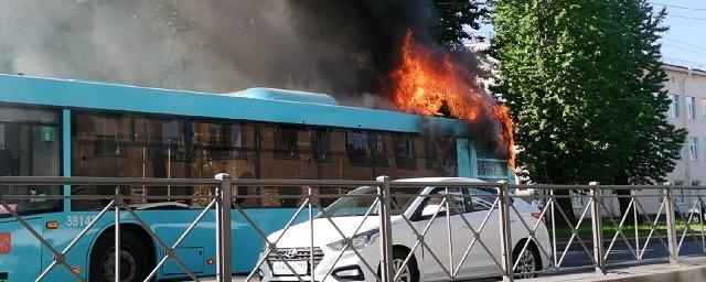 В Выборгском районе Петербурга сгорел еще один новый пассажирский автобус