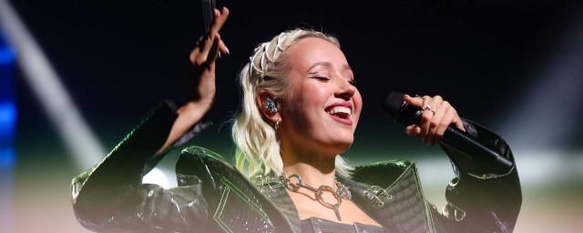 Певице Клаве Коке фанат сделал предложение прямо на концерте