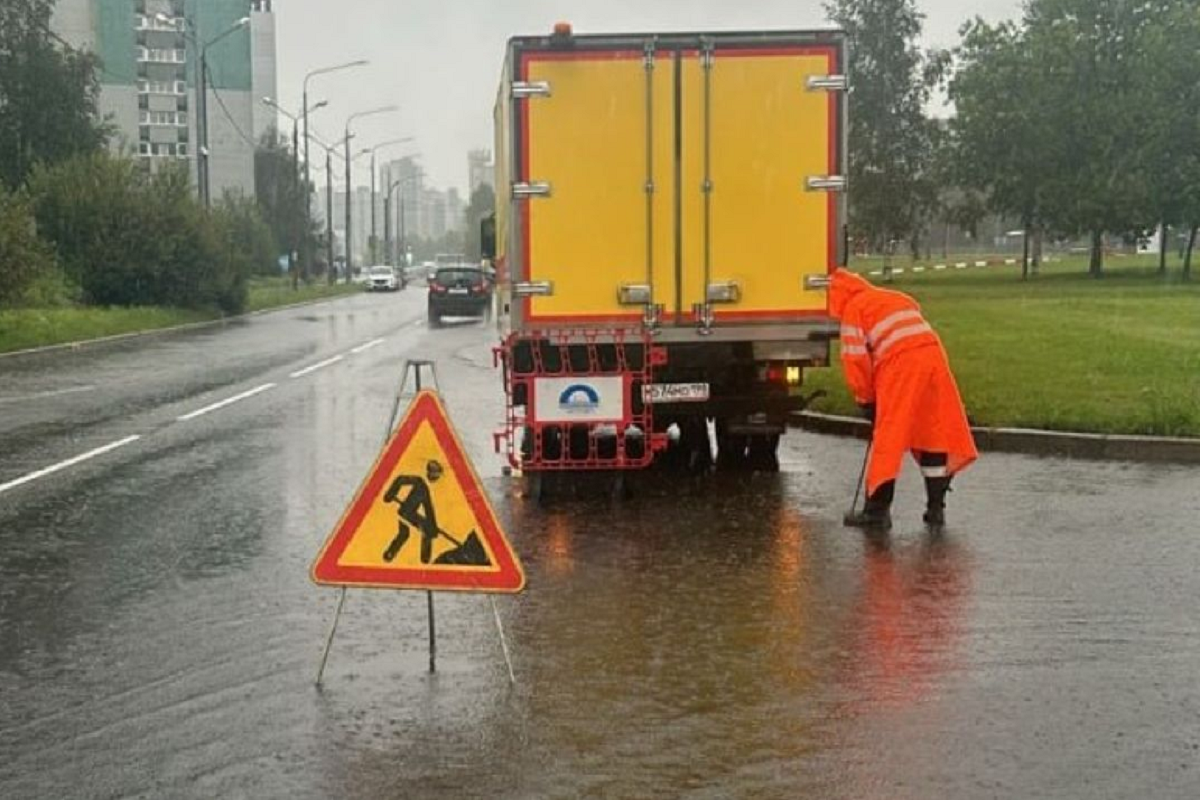 В Петербурге из-за мощного ливня затопило улицы и низины