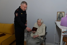 В Москве вручили паспорт РФ 104-летнему ветерану ВОВ Александре Самойленко