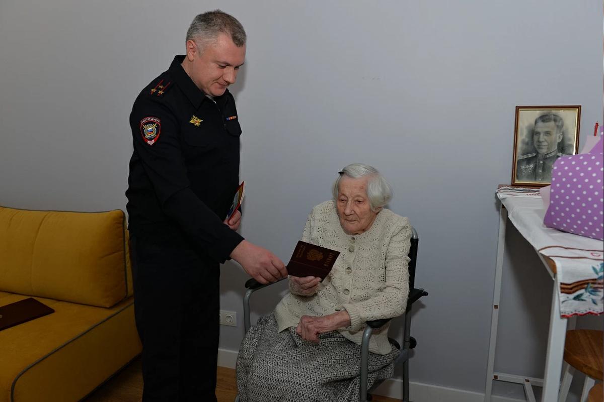 В Москве вручили паспорт РФ 104-летнему ветерану ВОВ Александре Самойленко