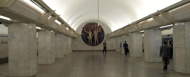 В московском метро нетрезвая пассажирка упала на пути перед поездом
