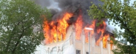 В Энгельсе Саратовской области частично обрушился горевший Дом офицеров