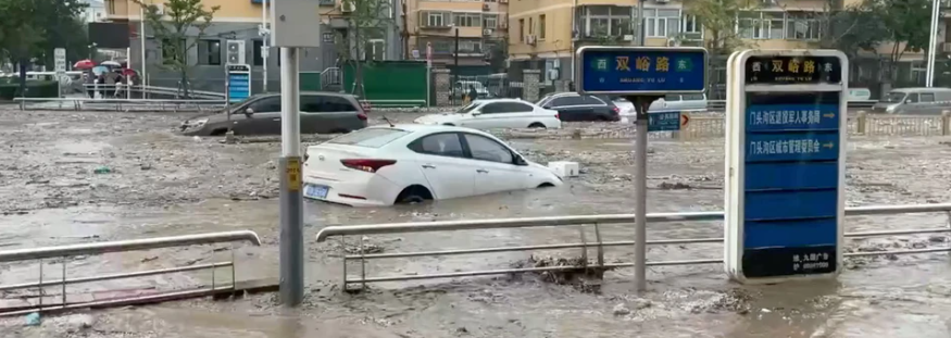 В Пекине из-за ливней погибли два человека — Видео