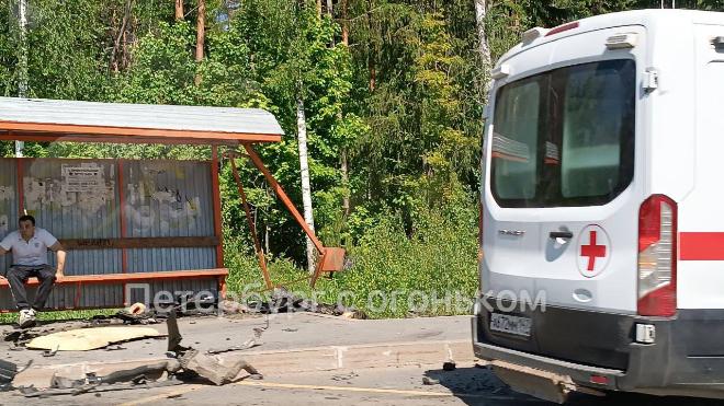 В Ленинградской области две иномарки снесли остановку общественного транспорта