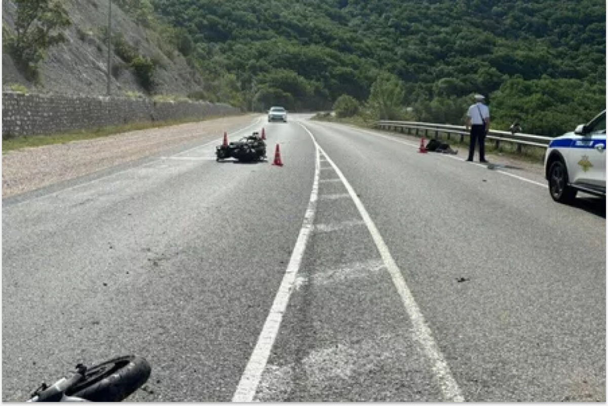 Трагедия на крымской трассе: мотоциклист погиб, врезавшись в ограждение