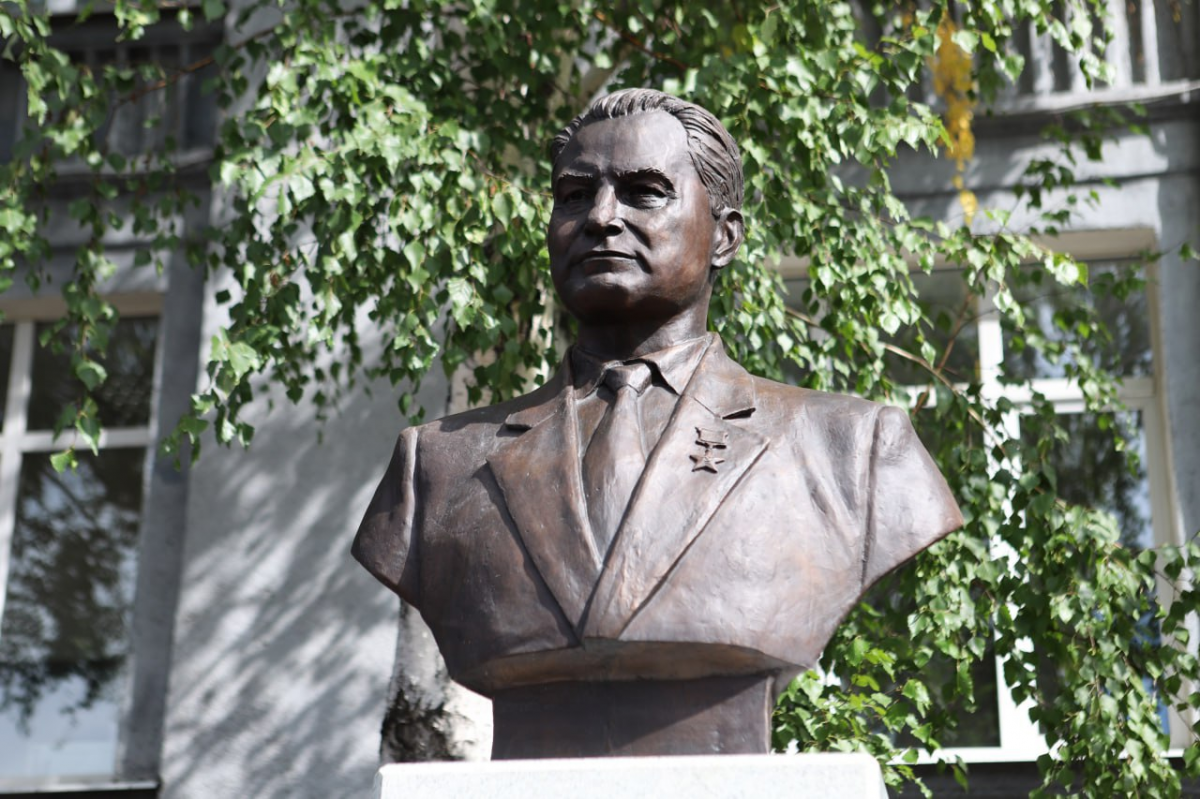 Мэр Иркутска Руслан Болотов принял участие в открытии бюста выдающемуся машиностроителю Прибайкалья Александру Ежевскому и заложил Аллею инженеров